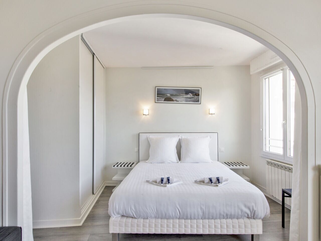 Iron/ironing board, bed sheets