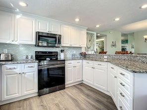 Een koelkast, een magnetron, een oven, een kookplaat