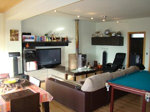 Télévision, cheminée, lecteur de DVD, chaßne hi-fi