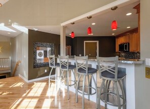 Microwave, oven, dishwasher, coffee/tea maker