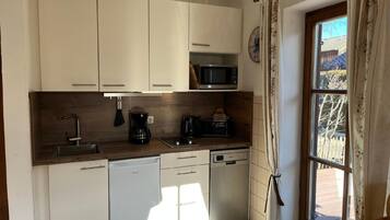 Frigorífico, microondas, lavavajillas y cafetera o tetera