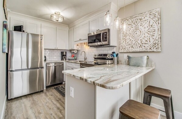 Fridge, microwave, oven, stovetop - STUNNING 4TH FLOOR GULF FRONT CORNER UNIT with bunk beds (Pensacola)