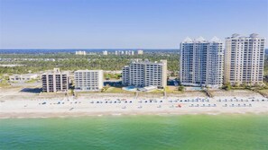 Rannalla, aurinkotuoleja