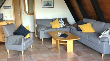 Fernseher, DVD-Player, Bücher, Stereoanlage