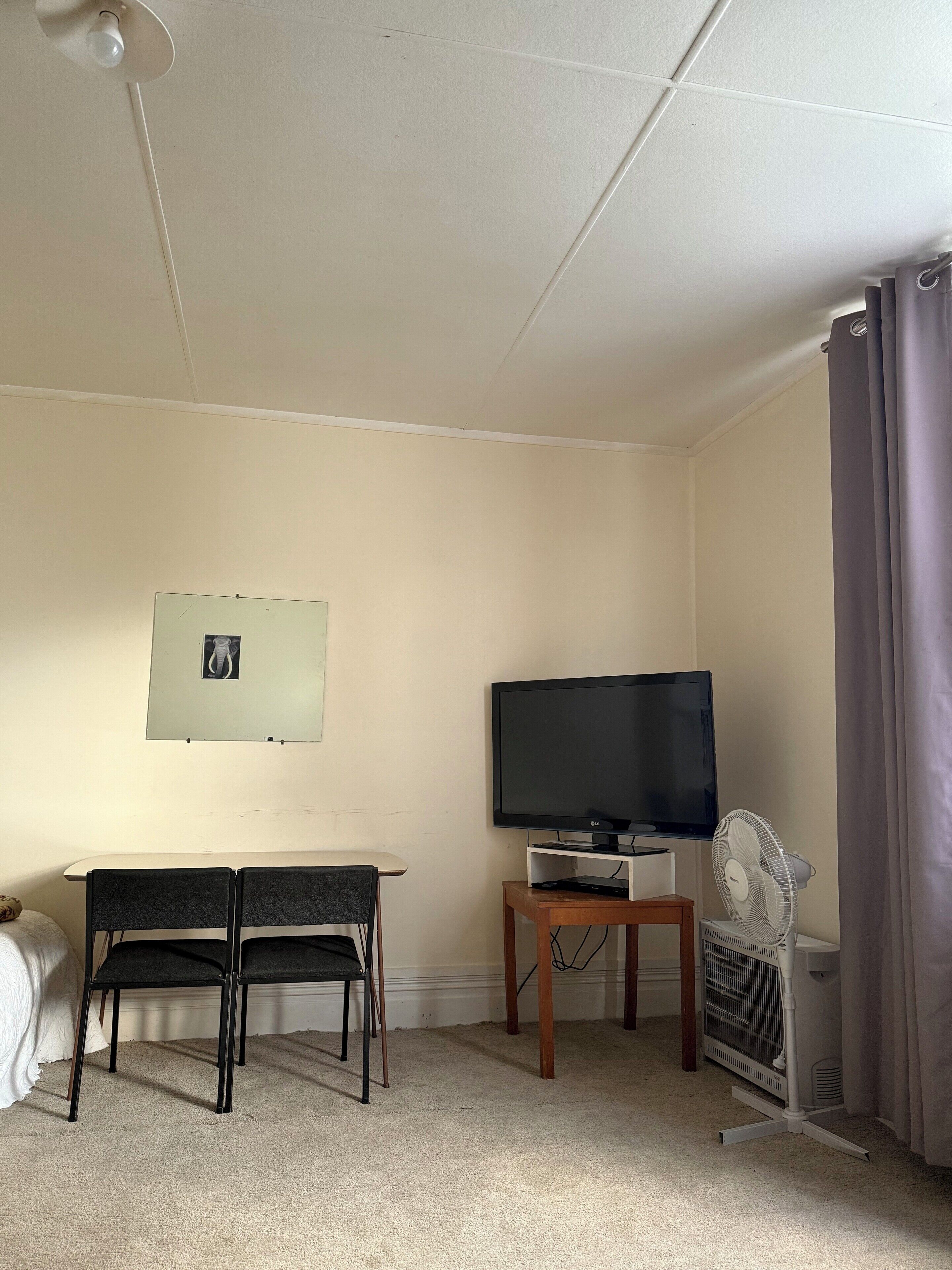 Gemeinsamer Basic-Schlafsaal | Wohnbereich | Flachbildfernseher