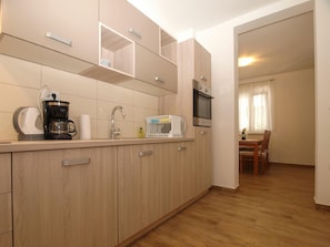 Refrigerador, horno, placa de cocina