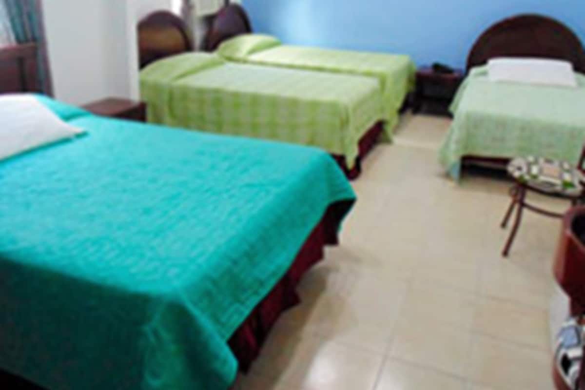 Chambre Quadruple, 1 chambre, salle de bains privée | Bureau, espace de travail pour ordinateur portable, Wi-Fi gratuit