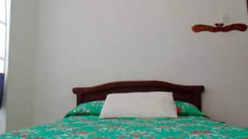 Phòng đơn, 1 giường cỡ queen, phòng tắm riêng | Bàn, khu vực làm việc phù hợp cho laptop