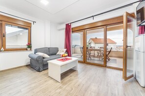 Design-Apartment (A3) | Wohnbereich | 104-cm-LCD-Fernseher mit Digitalempfang, Fernseher, Kinderspielzeug