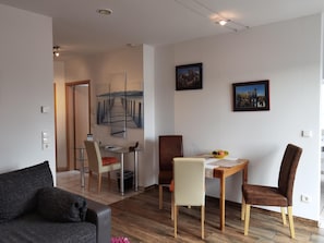 Télévision, cheminée, lecteur de DVD, livres