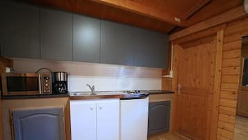 Een koelkast, een microgolfoven, een kookplaat, een vaatwasser