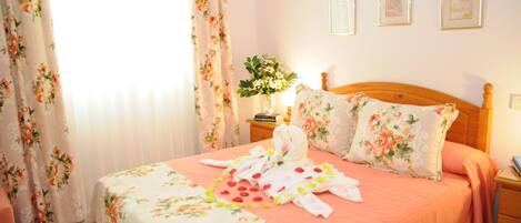 1 slaapkamer, een strijkplank/strijkijzer, wifi