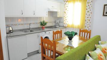 Frigorífico, microondas, horno y placa de cocina