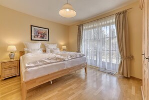 2 bedrooms, iron/ironing board, WiFi