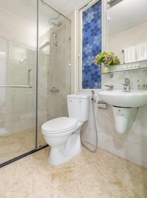 Standard Room | Bathroom | Combined shower/bathtub, free toiletries, towels - The Lake View - West Lake Lotus (Hanoi)