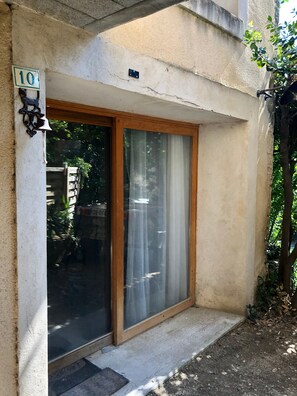Exterior detail - Stone village house (Montélier)