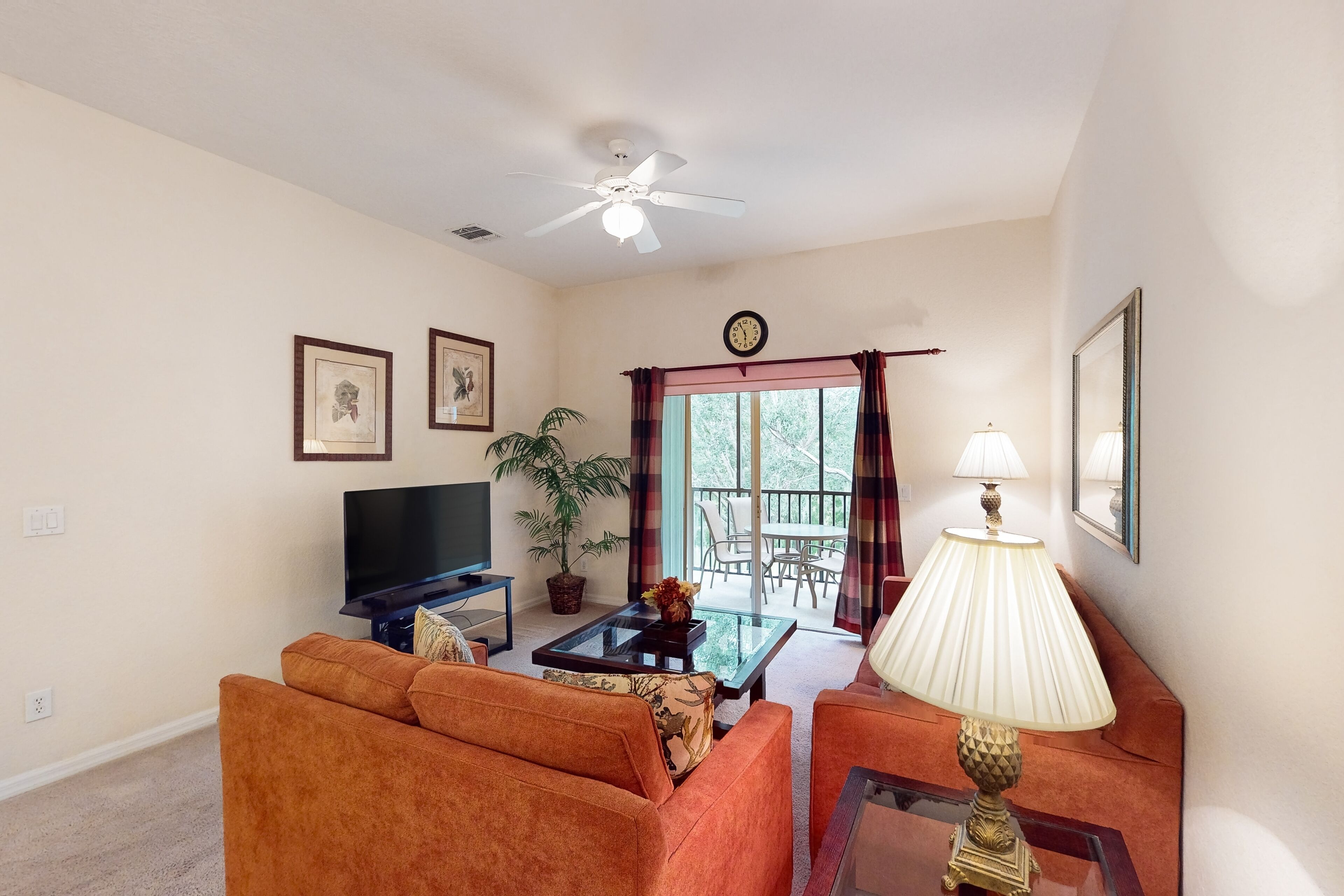 Fernseher, DVD-Player, Tischfußball, Tischtennisplatte