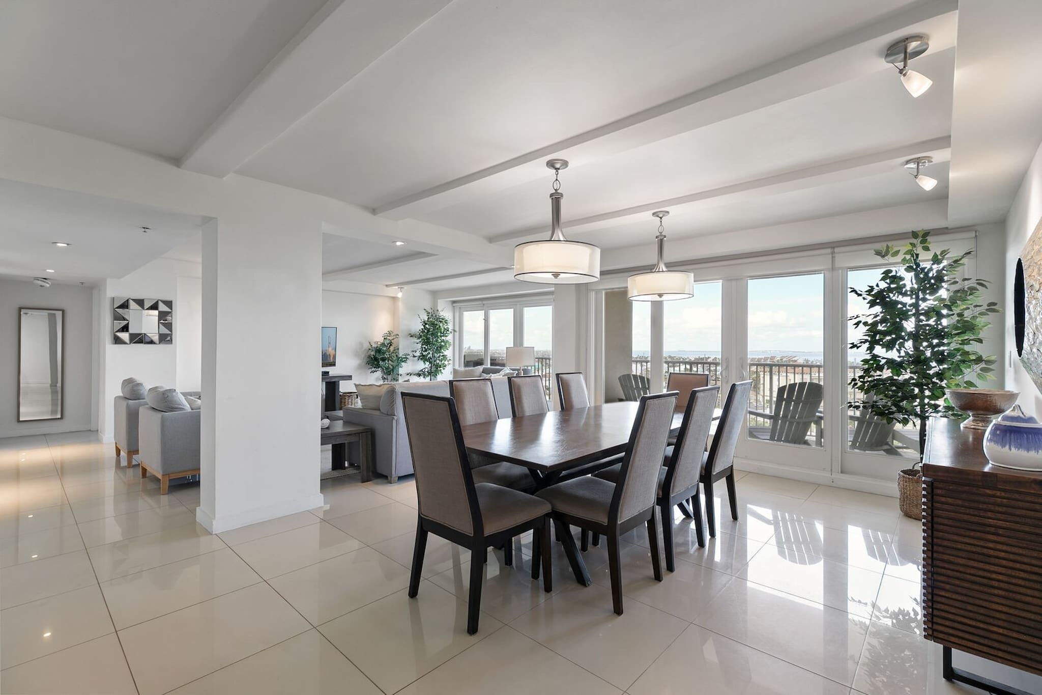 Beachfront bayview resort, shared pools & jacuzzi.