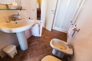 Shower, hair dryer, towels - Flat in Alberese with panoramic terrace (Alberese)