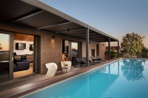 Een infinitypool en een verwarmd zwembad