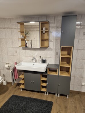 Dusj, hårføner, håndklær og såpe