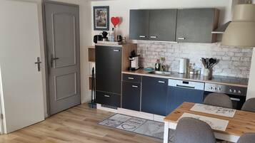 Køleskab, mikrobølgeovn, ovn, kogeplade