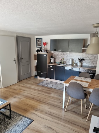 Fridge, microwave, oven, stovetop. Idyllic vacation apartment