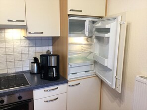 Kühlschrank, Herdplatte, Wasserkocher mit Kaffee-/Teezubehör, Toaster