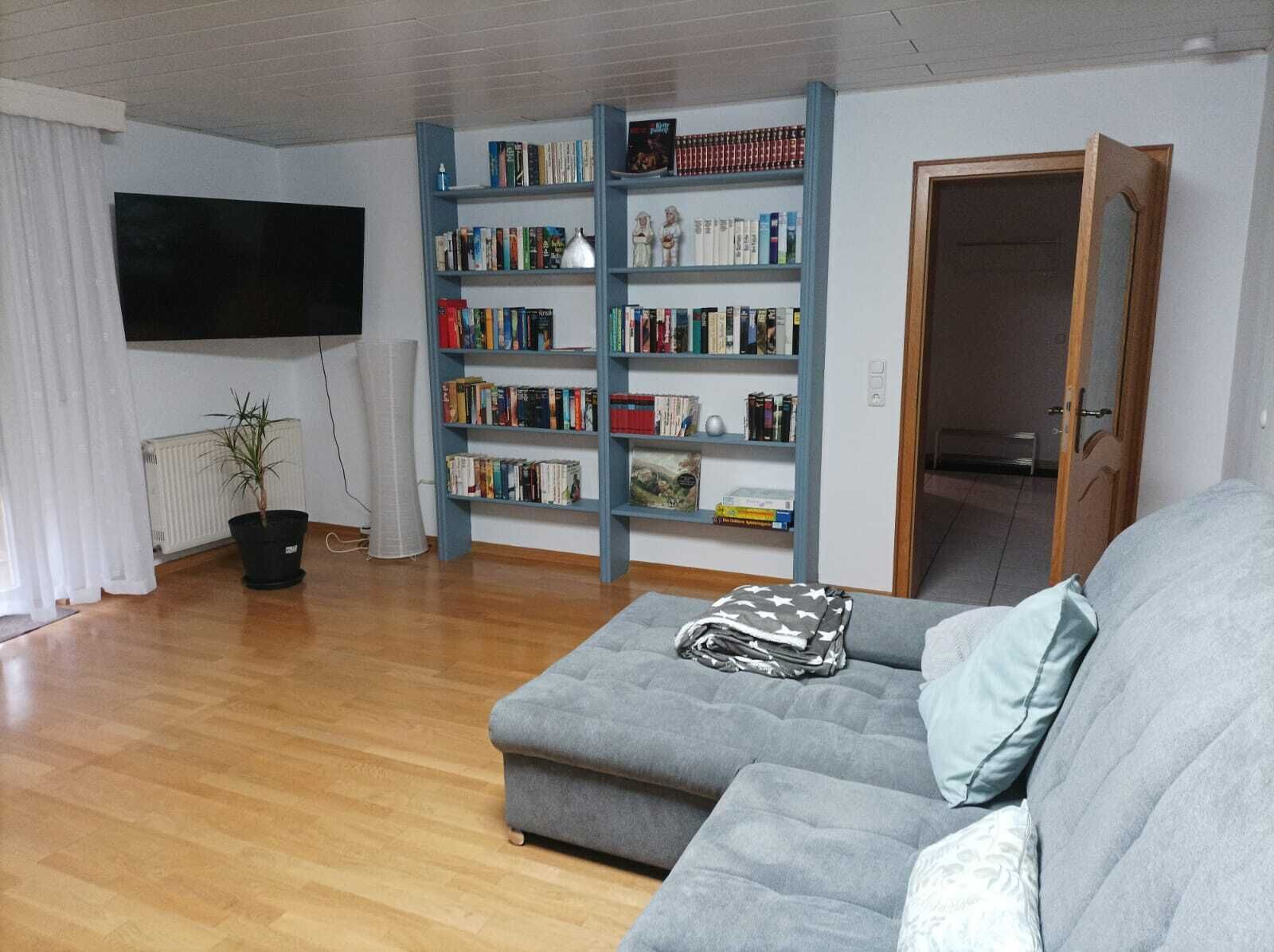 TV connectée, livres, chaîne hi-fi