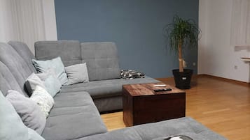 Smart-TV, Bücher, Stereoanlage