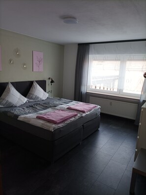 3 habitaciones, tabla de planchar con plancha y cuna de viaje 