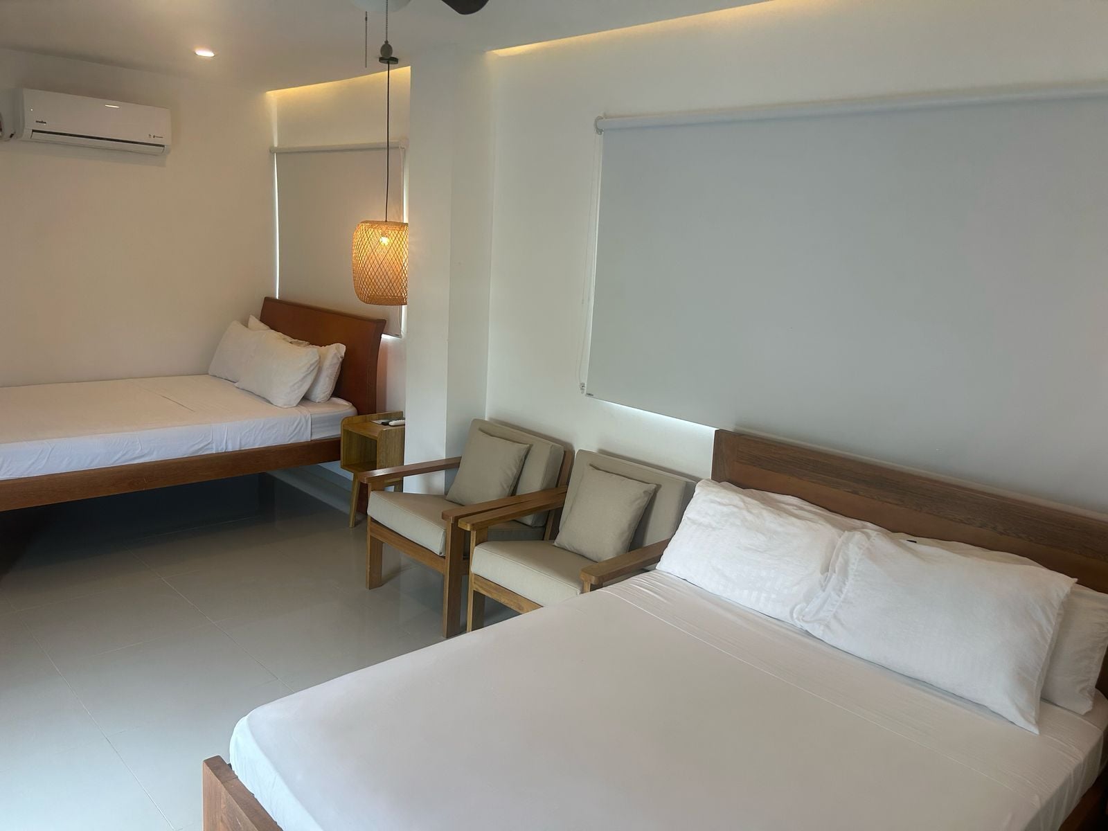 Una camera d'albergo moderna con un letto, una sedia e un tavolino.