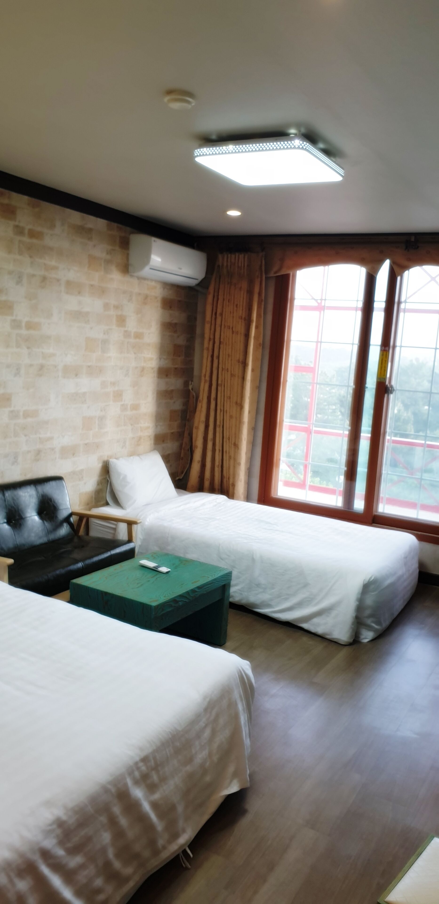 basic twin room | free wifi, bed sheets