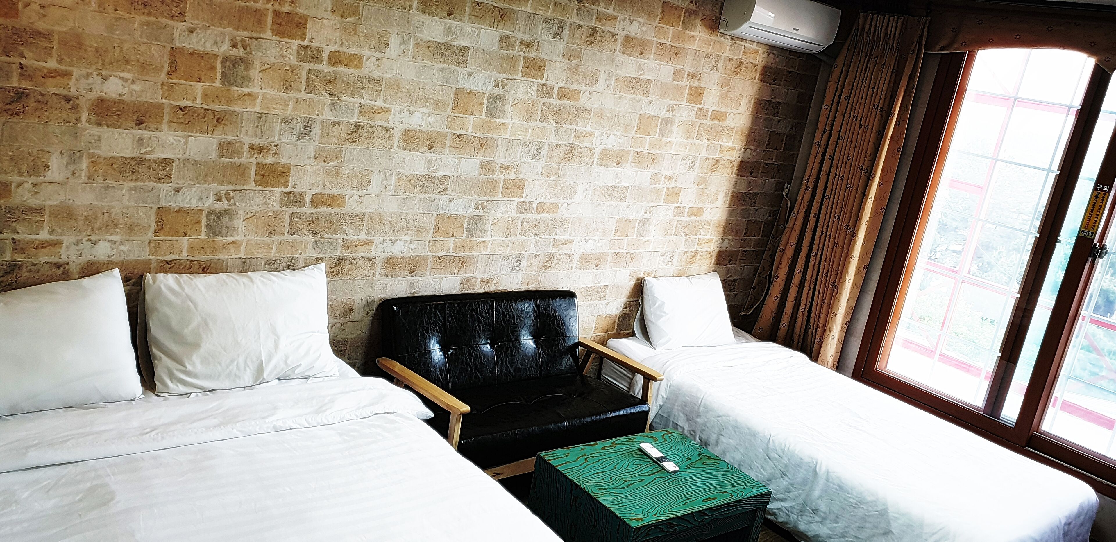 basic twin room | free wifi, bed sheets