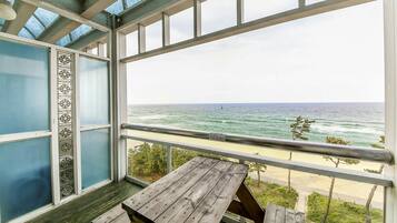 Quarto casal básico, vista para o oceano | Sacada