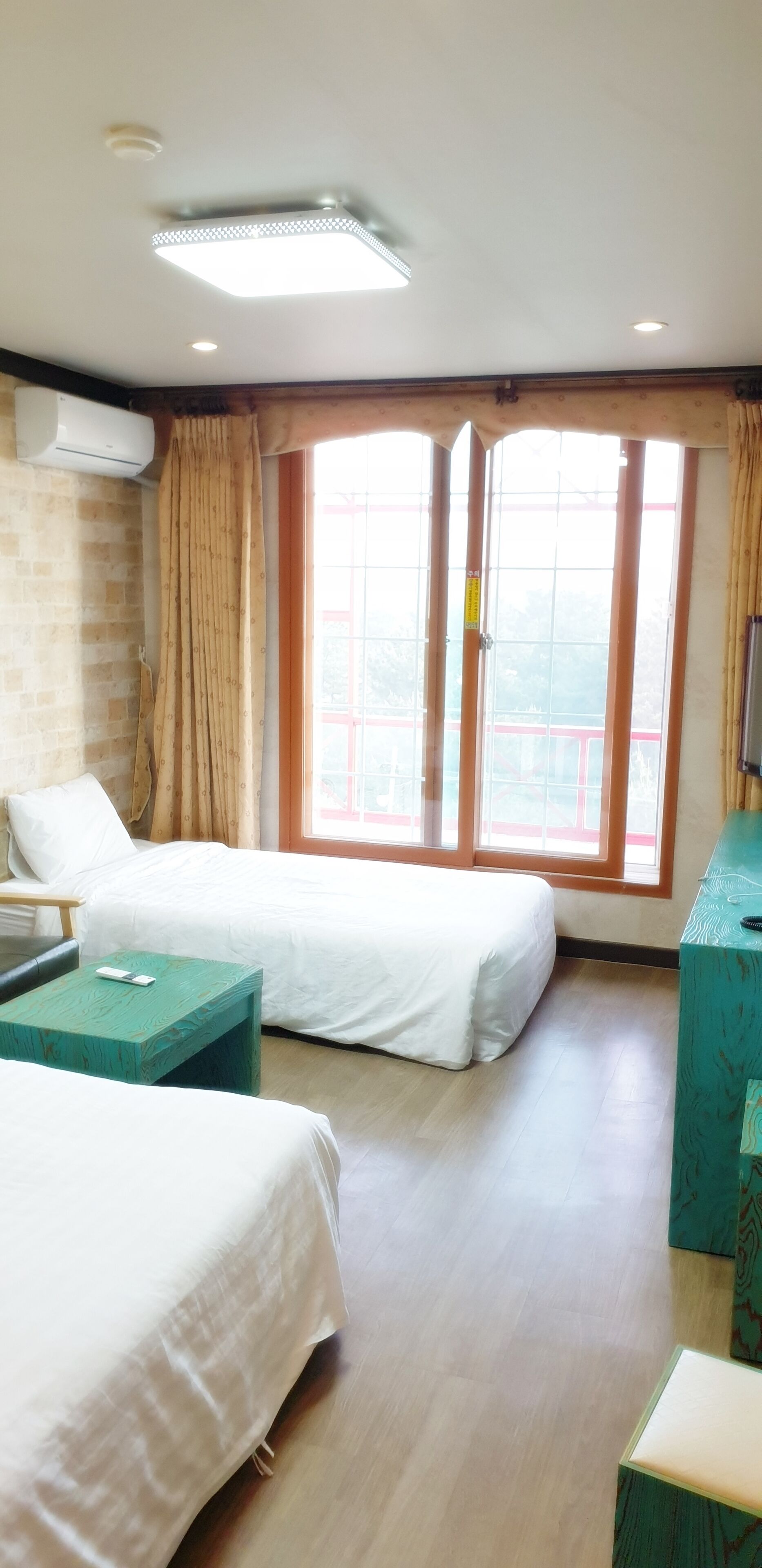 basic twin room | free wifi, bed sheets