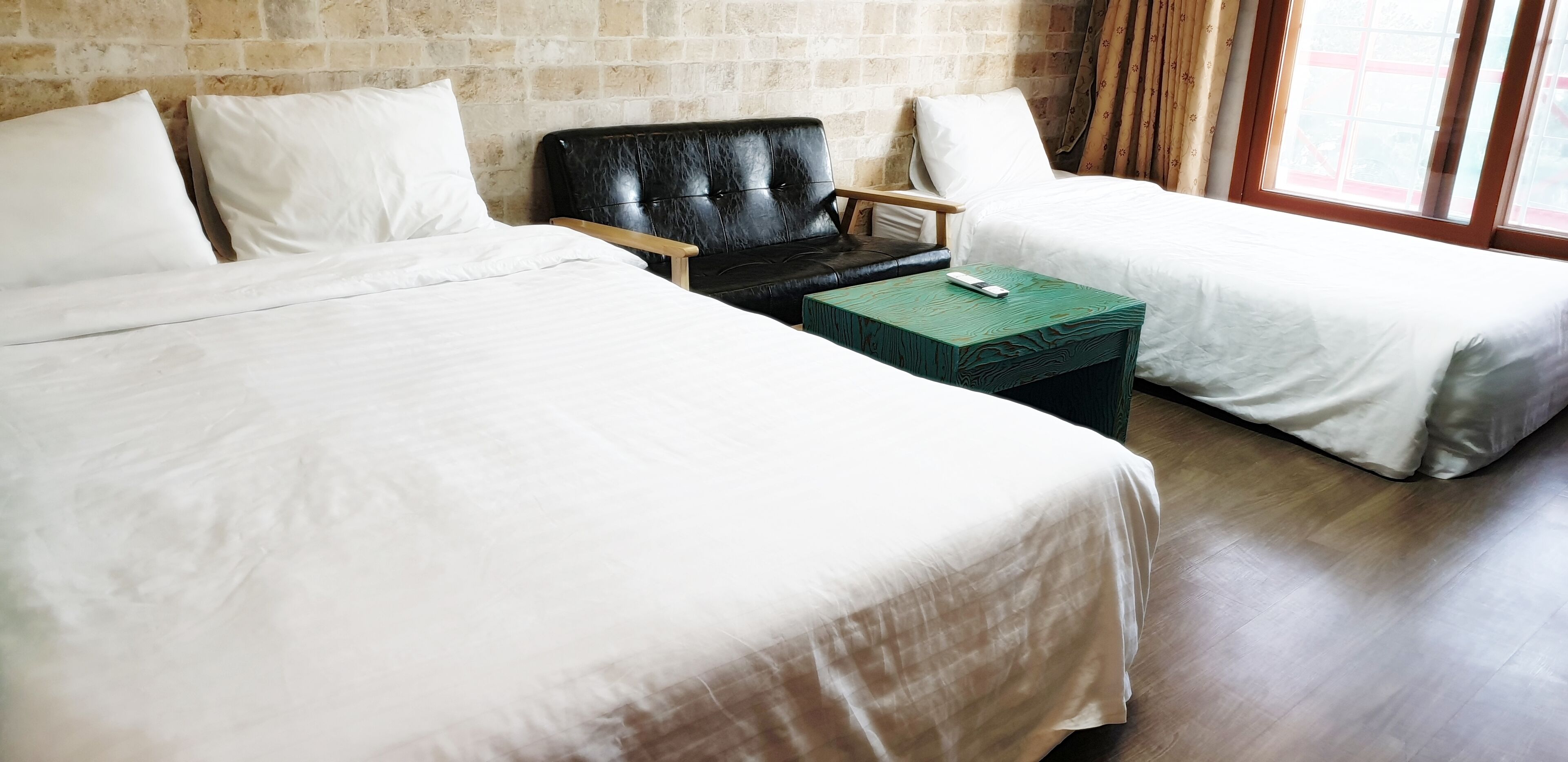 basic twin room | free wifi, bed sheets