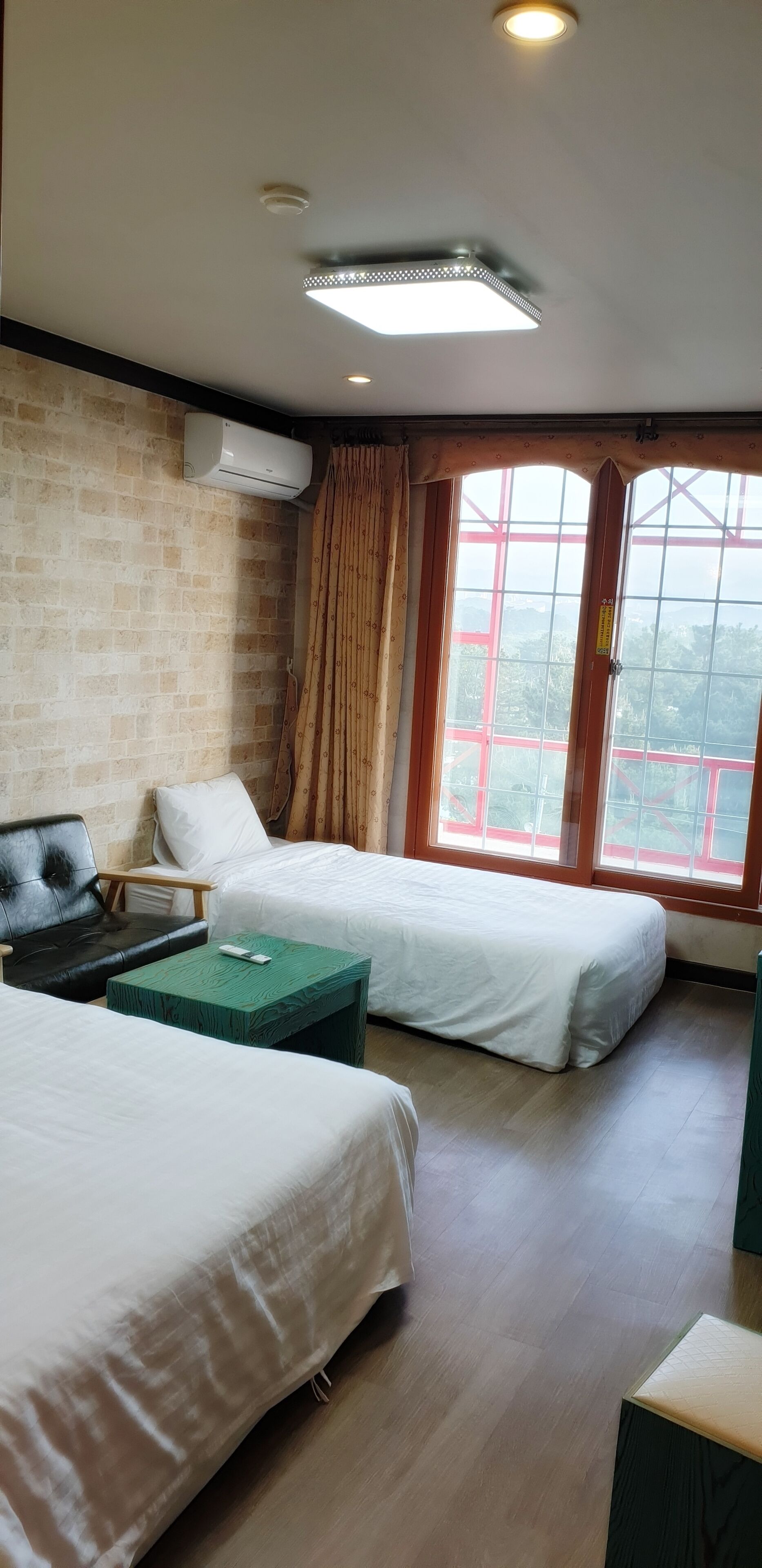 basic twin room | free wifi, bed sheets