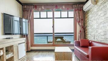 Quarto casal básico, vista para o oceano | Comodidades do quarto