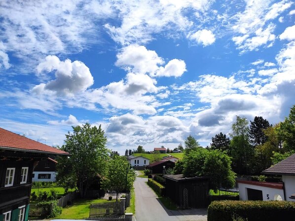 A residential area with houses, a clear sky, and a pathway. - Exclusive, sunny, stylish new-construction vacation apartment (Görisried)