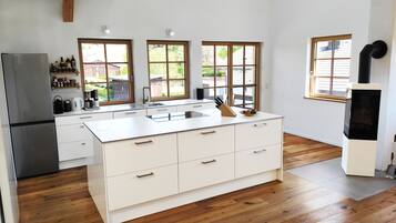 Fridge, oven, stovetop, dishwasher