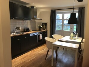 Frigorífico, horno, placa de cocina y lavavajillas