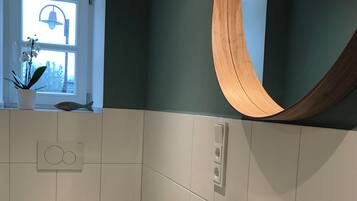 Baignoire, sĂšche-cheveux, serviettes fournies, papier toilette