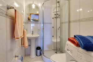 Dusj, hårføner og håndklær