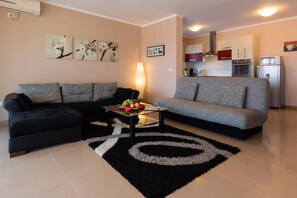 LCD-TV, DVD-spiller og stereoanlegg