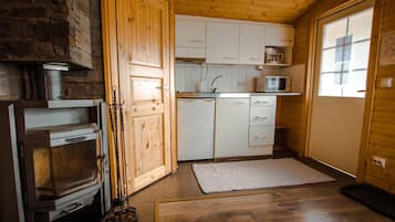 Minikylskåp, mikrovågsugn, spishäll och kaffe- och tebryggare