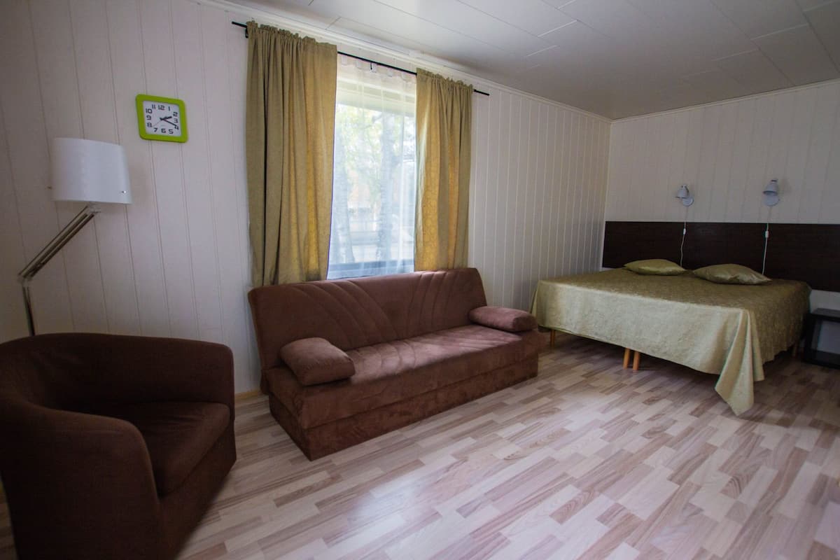 Deluxe tweepersoonskamer (with Extra Bed) | Woonkamer | Een flatscreentelevisie