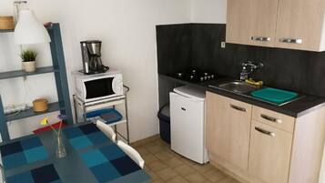 Réfrigérateur, micro-ondes, plaque de cuisson, cafetiÚre/bouilloire