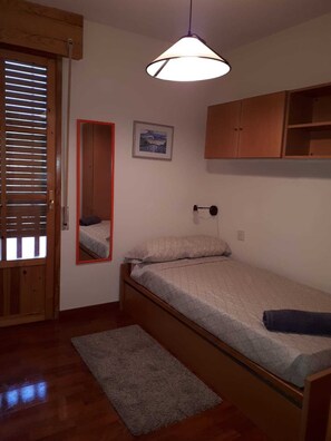 3 bedrooms, bed sheets