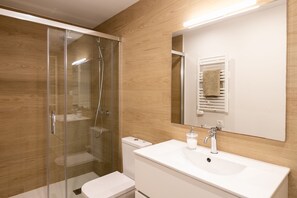Een douche, een haardroger, handdoeken, zeep